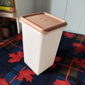 Tupperware Square Saltine Saver Container w/ Pink Lid